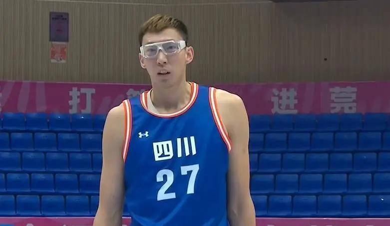 青岛队险胜步行者，周琦惊艳四座